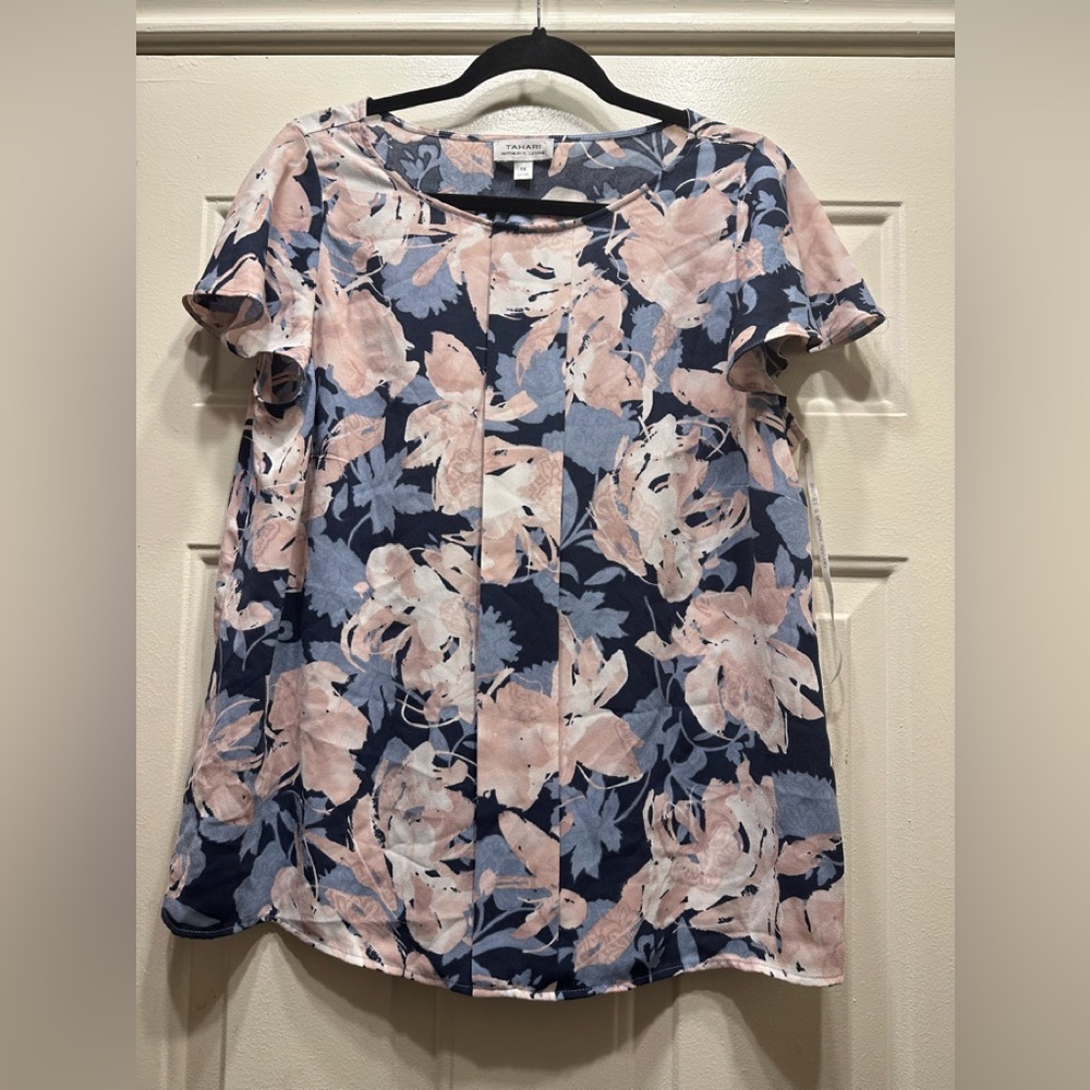 Beautiful Blue Floral “ Tahari “ Short Sleeve Blouse!!! - Picture 1 of 3